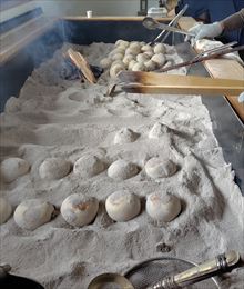 かついえおやき店の灰焼きおやき