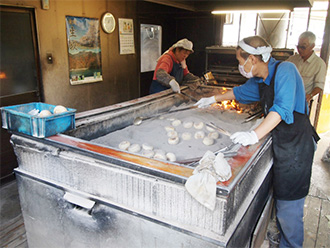 かついえおやき店 灰の中で焼く