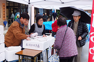 商工会員の販売風景