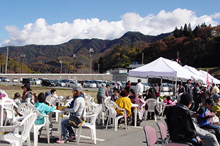 明るい風景のなかで楽しむみなさん